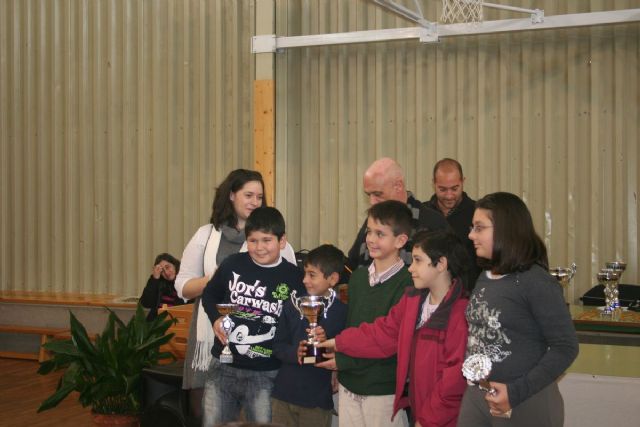 Los ganadores del VII Torneo Intercentros de Ajedrez alzan sus trofeos - 1, Foto 1