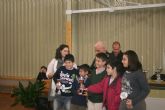 Los ganadores del VII Torneo Intercentros de Ajedrez alzan sus trofeos