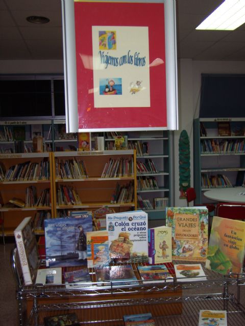 Las bibliotecas del municipio exponen escaparates literarios que invitan a viajar y evocan el amor - 1, Foto 1