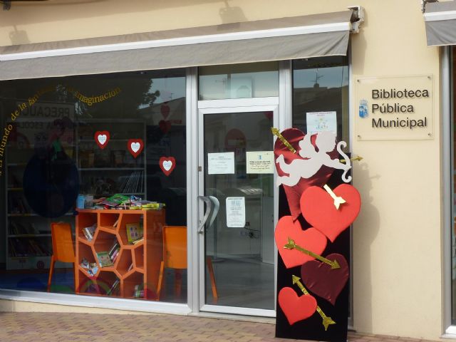 Las bibliotecas del municipio exponen escaparates literarios que invitan a viajar y evocan el amor - 2, Foto 2