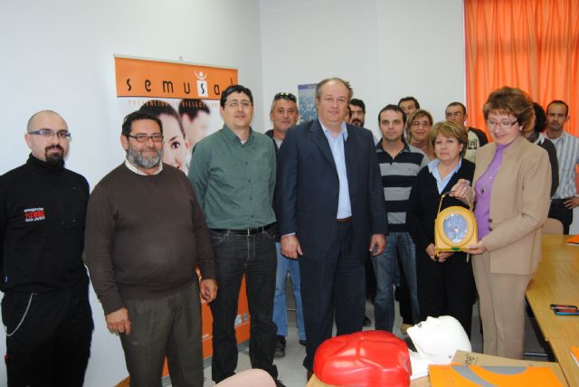 Un grupo de funcionarios reciben un curso para manejar el desfibrilador con el que cuenta el Ayuntamiento - 1, Foto 1