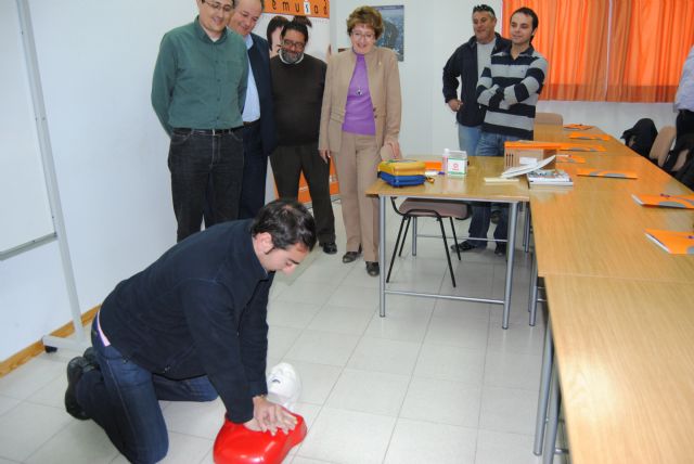 Un grupo de funcionarios reciben un curso para manejar el desfibrilador con el que cuenta el Ayuntamiento - 2, Foto 2