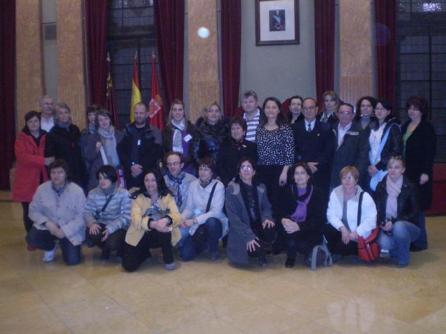 María Dolores Sánchez da la bienvenida a los participantes en el proyecto Comenius que lidera el CEIP La Arboleda - 1, Foto 1