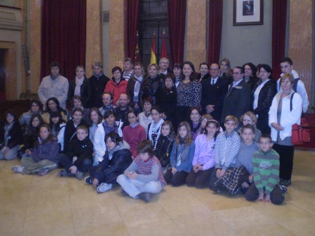 María Dolores Sánchez da la bienvenida a los participantes en el proyecto Comenius que lidera el CEIP La Arboleda - 2, Foto 2