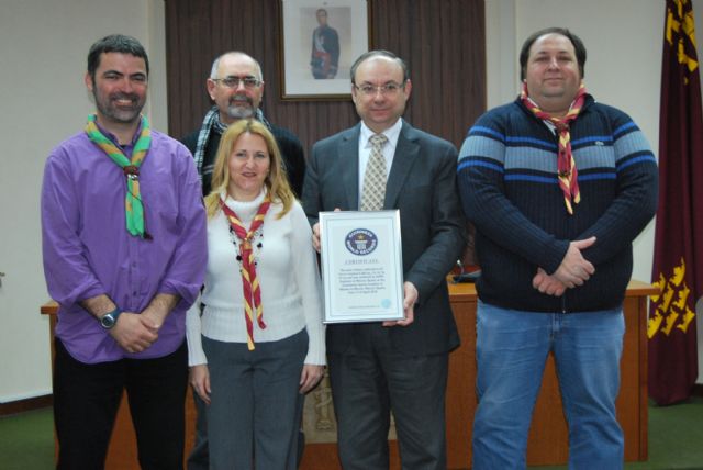 El alcalde recibe, en nombre de los alhameños, el certificado de un rcord guinness solidario logrado por los scouts, Foto 1