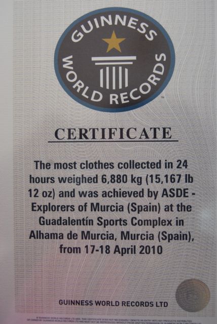 El alcalde recibe, en nombre de los alhameños, el certificado de un rcord guinness solidario logrado por los scouts, Foto 2