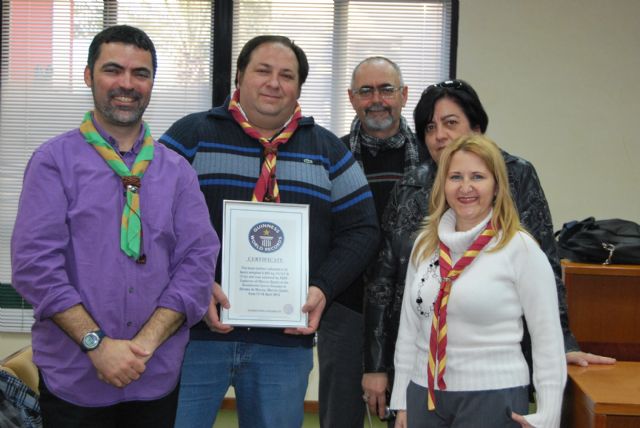 El alcalde recibe, en nombre de los alhameños, el certificado de un rcord guinness solidario logrado por los scouts, Foto 3