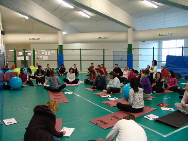El área de formación de la Concejalía de Deportes del Ayuntamiento de Lorca inicia su andadura de 2011 con un exitoso curso de Pilates suelo - 1, Foto 1
