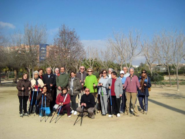 Los mayores aprenden a utilizar el bastón en rutas de senderismo - 1, Foto 1