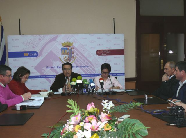 El ayuntamiento firma los convenios para 2011 con la Asociación de Minusválidos Físicos y Cruz Roja - 1, Foto 1