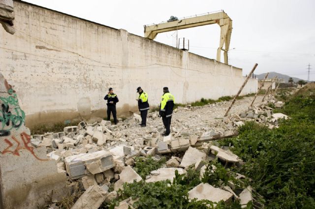 El Ayuntamiento demuele por orden del TSJ un muro ilegal en la Rambla de Benipila - 1, Foto 1