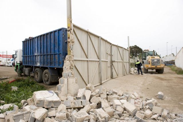 El Ayuntamiento demuele por orden del TSJ un muro ilegal en la Rambla de Benipila - 2, Foto 2