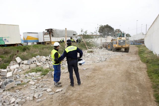 El Ayuntamiento demuele por orden del TSJ un muro ilegal en la Rambla de Benipila - 3, Foto 3