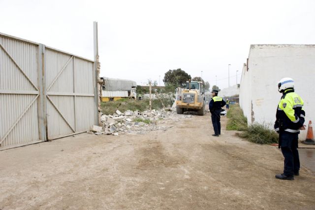 El Ayuntamiento demuele por orden del TSJ un muro ilegal en la Rambla de Benipila - 4, Foto 4