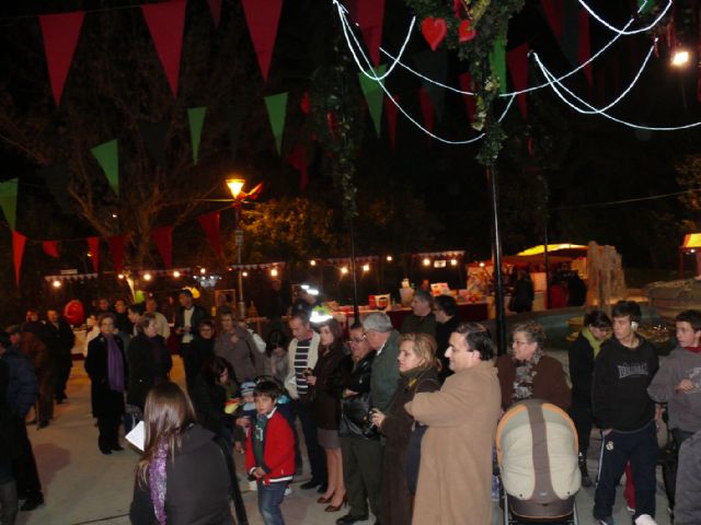 Según las primeras estimaciones, cerca de 17.000 personas visitaron la Feria del Amor 2011 - 3, Foto 3