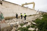 El Ayuntamiento demuele por orden del TSJ un muro ilegal en la Rambla de Benipila