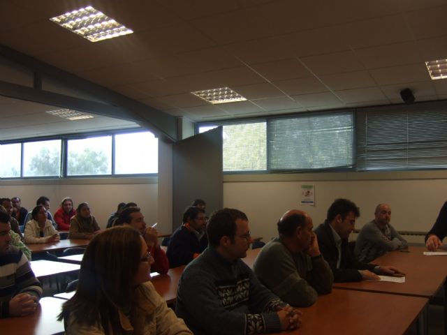 Casi medio centenar de personas se presentan a la prueba de selección del curso Mantenimiento básico de edificios, Foto 1