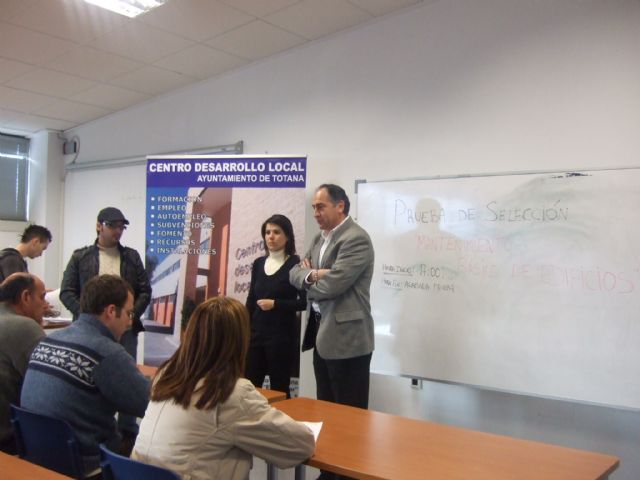 Casi medio centenar de personas se presentan a la prueba de selección del curso Mantenimiento básico de edificios, Foto 2