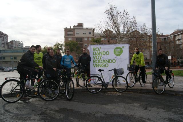 Jugadores de El Pozo Murcia Fútbol Sala utilizan bicicletas municipales para entrenar - 1, Foto 1