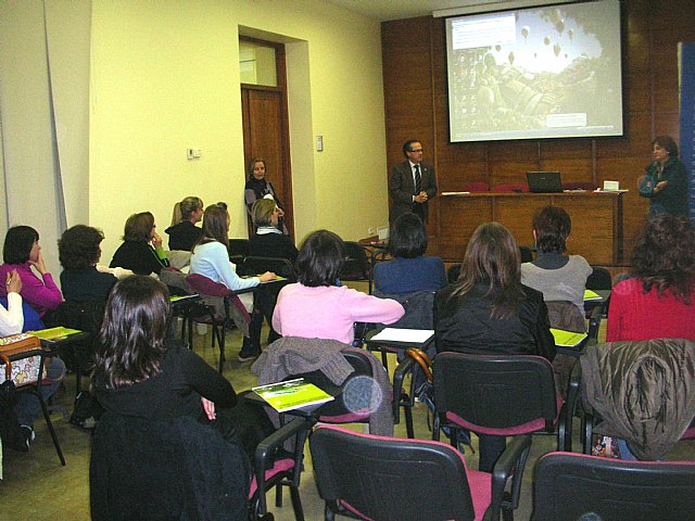 Más de una veintena de profesoras participan en el curso de Inteligencia Emocional - 1, Foto 1