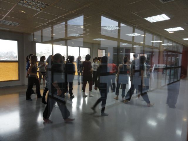 Lenguaje de signos y danza en la biblioteca a propuesta de Imagina - 1, Foto 1