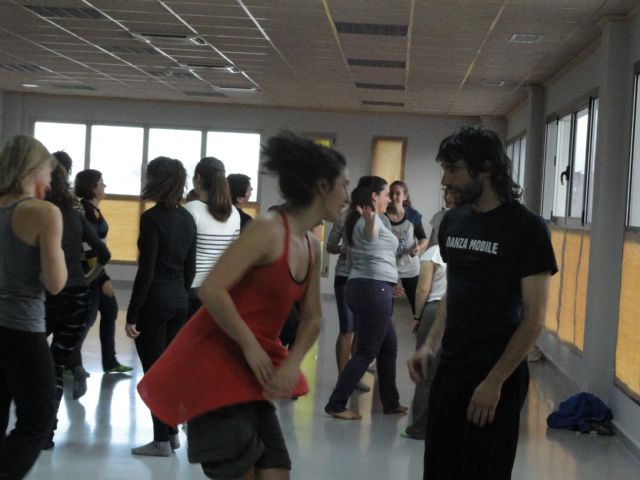 Lenguaje de signos y danza en la biblioteca a propuesta de Imagina - 2, Foto 2