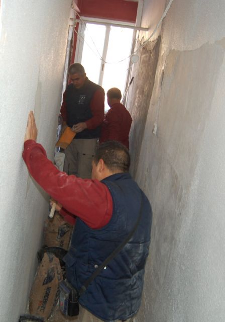 El taller de empleo de mantenimiento de edificios ya trabaja en los colegios torreños - 1, Foto 1