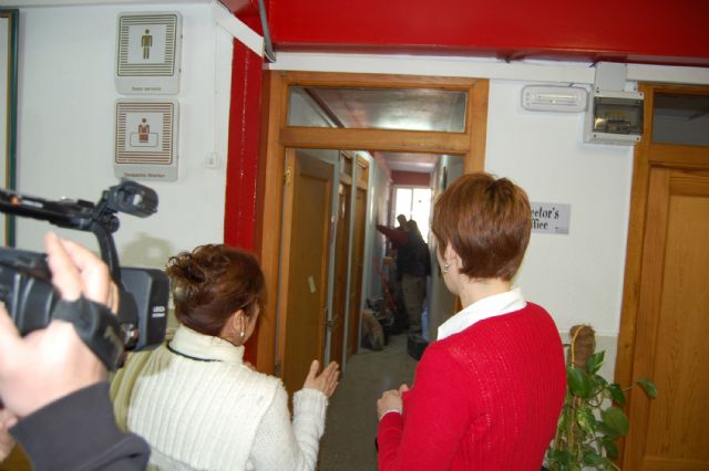 El taller de empleo de mantenimiento de edificios ya trabaja en los colegios torreños - 2, Foto 2