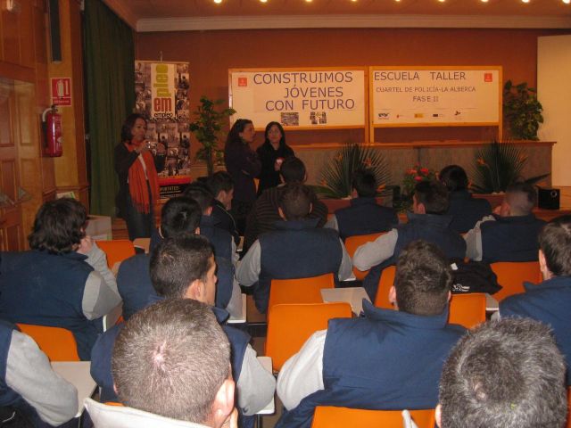 Cuarenta y tres alumnos se forman mientras trabajan en la construcción del Cuartel de la Policía Local de La Alberca - 2, Foto 2