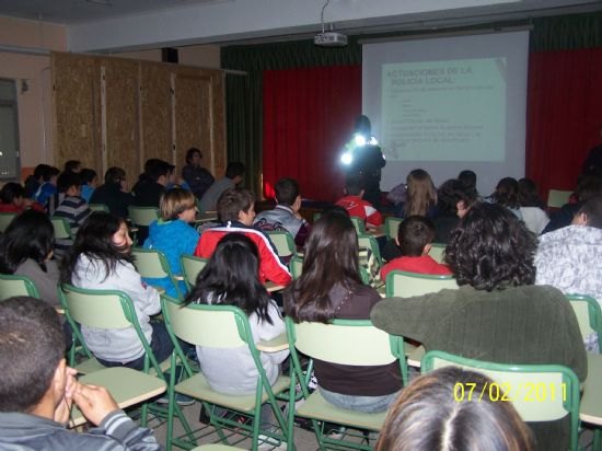 Las concejalías de Educación y Seguridad Ciudadana inician la campaña de sensibilización contra el absentismo escolar No dejes tu silla vacía - 1, Foto 1