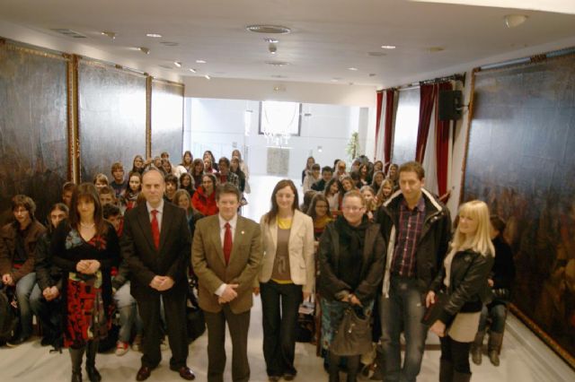 Francisco Jódar recibe al coro del Instituto esloveno Srednja Sola, que participa en un intercambio con el IES Ros Giner - 1, Foto 1