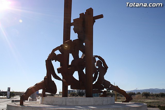 Una escultura de Anastasio Martnez que recrea la figura del hombre y la industria viste la rotonda entrada al Polgono Industrial de Totana - 1