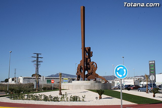 Una escultura de Anastasio Martnez que recrea la figura del hombre y la industria viste la rotonda entrada al Polgono Industrial de Totana - 2