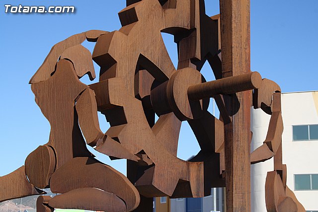 Una escultura de Anastasio Martnez que recrea la figura del hombre y la industria viste la rotonda entrada al Polgono Industrial de Totana - 3