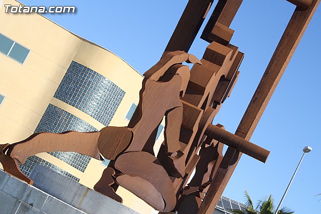 Una escultura de Anastasio Martnez que recrea la figura del hombre y la industria viste la rotonda entrada al Polgono Industrial de Totana - 4