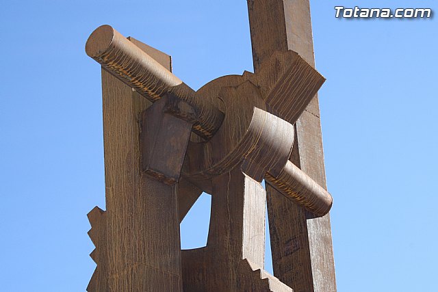 Una escultura de Anastasio Martnez que recrea la figura del hombre y la industria viste la rotonda entrada al Polgono Industrial de Totana - 5