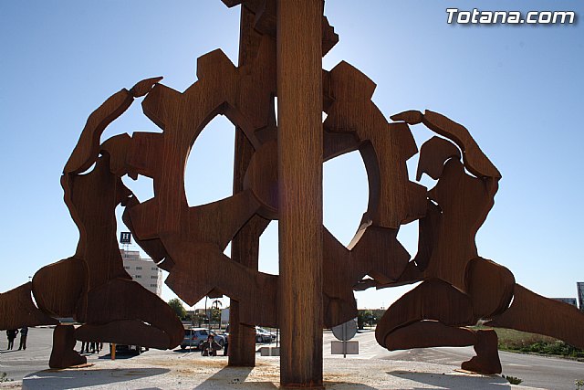 Una escultura de Anastasio Martnez que recrea la figura del hombre y la industria viste la rotonda entrada al Polgono Industrial de Totana - 6