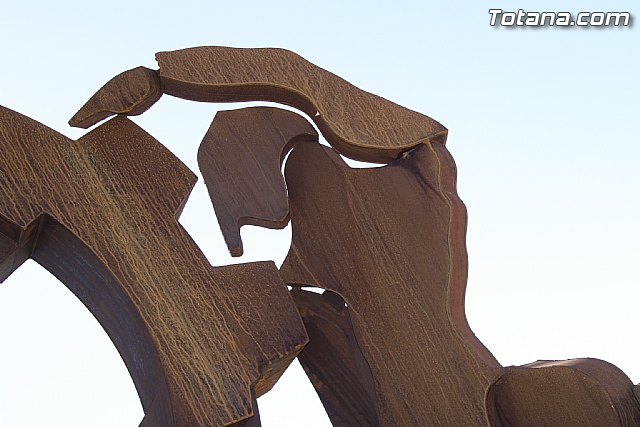 Una escultura de Anastasio Martnez que recrea la figura del hombre y la industria viste la rotonda entrada al Polgono Industrial de Totana - 7