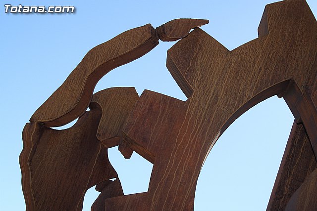Una escultura de Anastasio Martnez que recrea la figura del hombre y la industria viste la rotonda entrada al Polgono Industrial de Totana - 8