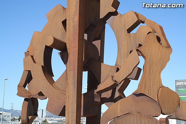 Una escultura de Anastasio Martnez que recrea la figura del hombre y la industria viste la rotonda entrada al Polgono Industrial de Totana - 9