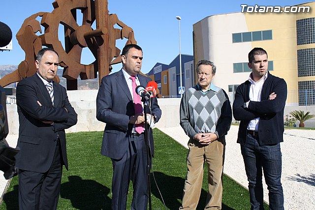 Una escultura de Anastasio Martnez que recrea la figura del hombre y la industria viste la rotonda entrada al Polgono Industrial de Totana - 10