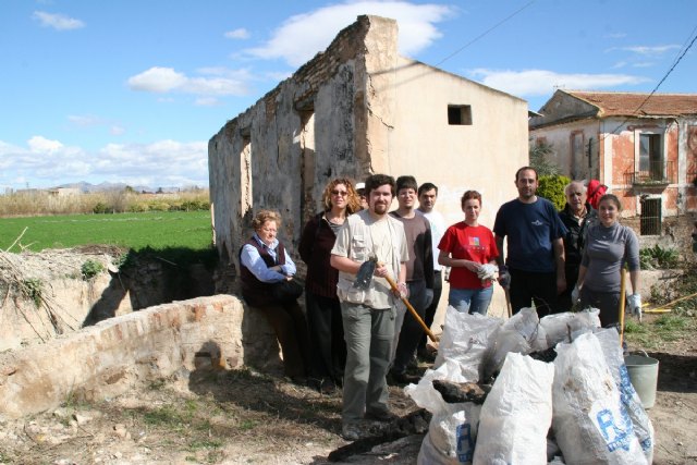 Voluntarios de HUERMUR limpian la acequia Aljufía en el entorno del Molino de las Cuatro Ruedas - 1, Foto 1