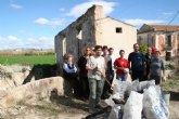 Voluntarios de HUERMUR limpian la acequia Aljufa en el entorno del Molino de las Cuatro Ruedas