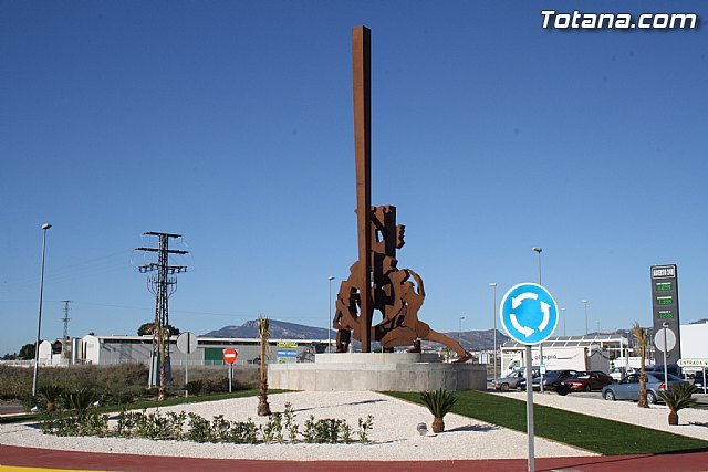 PSOE: "The opening of the sculpture in the entrance to an industrial park is an insult", Foto 1