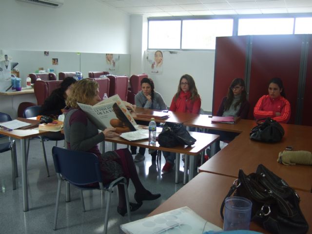Los alumnos del Programa Servicios Auxiliares de Estética reciben una charla informativa sobre la educación afectivo-sexual, Foto 2