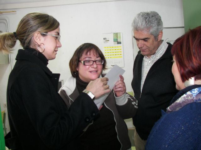 La Primera Teniente de Alcalde Patricia Fernández se entrevista con los usuarios y monitores del Centro Ocupacional de Archena - 3, Foto 3