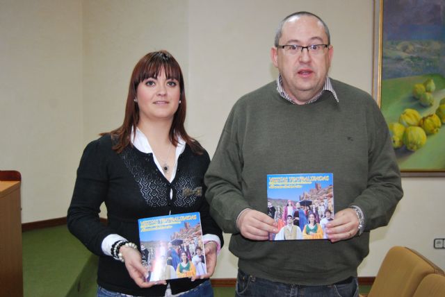 Los actores del grupo de teatro Sinfín que teatralizan las visitas turísticas por el municipio, venderán libretos para sufragar sus gastos - 2, Foto 2