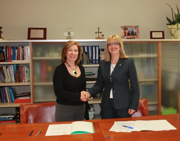 Sanidad firma un convenio con la Asociación Murciana contra la Fibrosis Quística para desarrollar un programa de rehabilitación terapéutica - 1, Foto 1