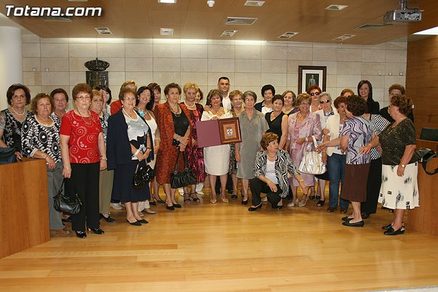 The council awarded the title of appreciation to the Association of Housewives, Consumers and Users "Three Hail Marys", Foto 1