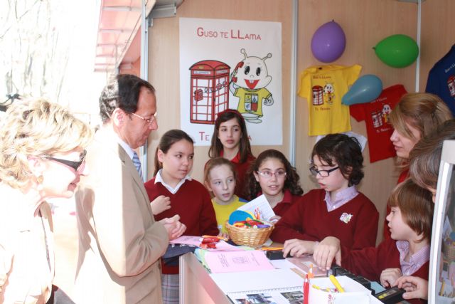 El Alcalde Cámara asiste a la X Muestra Internacional de Voluntariado instalada en el Paseo Alfonso X - 1, Foto 1